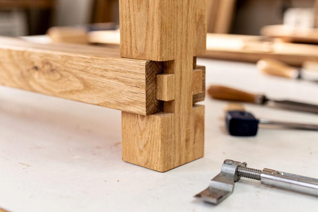 Massive Holz-Tischbeine für individuelle Möbelgestaltung – Artis Treppen